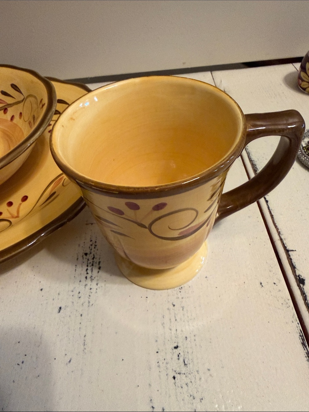 Home Trends discontinued Italian Villa pattern mug.  Gold and green. Small chip.